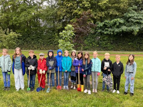 Der Jahrgangsstufenbaum der neuen 5er wurde eingepflanzt.