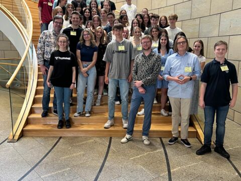 Die Teilnehmer:innen der Exkursion in den Landtag stehen auf einer Treppe im Landtag in Düsseldorf.