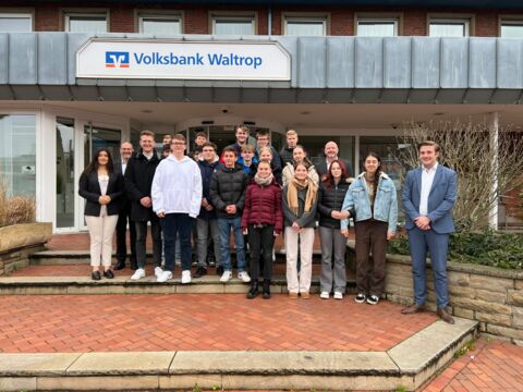 Schüler:innen vor der Volksbankfiliale Waltrop