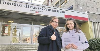 Frau Awadalla und eine Schülerin vor dem THG-Gebäude