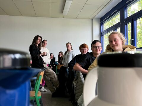 Die teilnehmenden Schüler:innen des Projektkurses stärken sich im Computerraum.