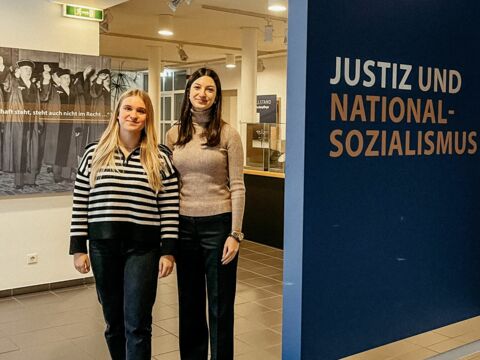 Talia Kirnapci und Lucy Hösel in der Justizakademie Recklinghausen