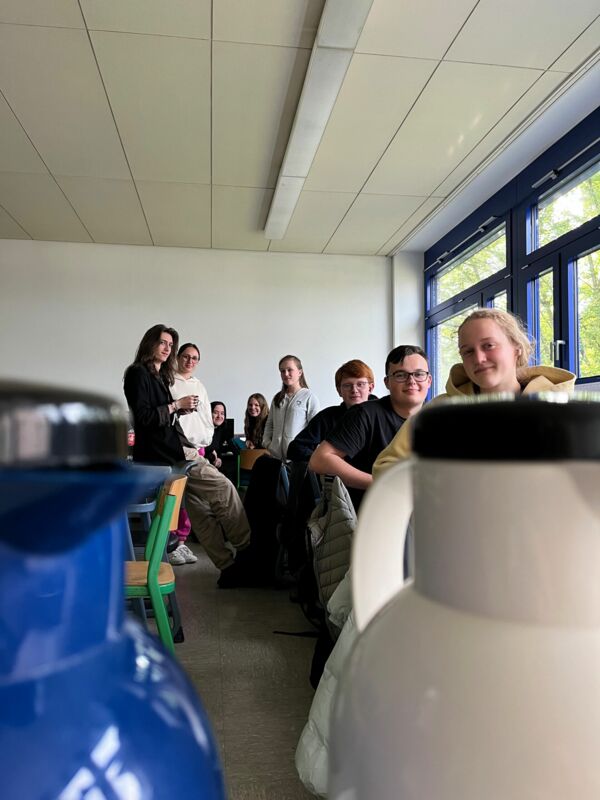 Die teilnehmenden Schüler:innen des Projektkurses stärken sich im Computerraum.