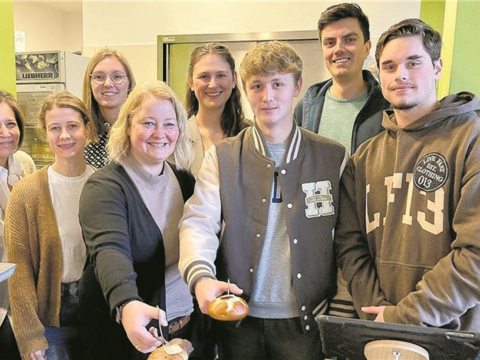 Die Eltern, DIe Schüler und die Lehrpersonen, die um die Hilfe für das Schulbistro werben