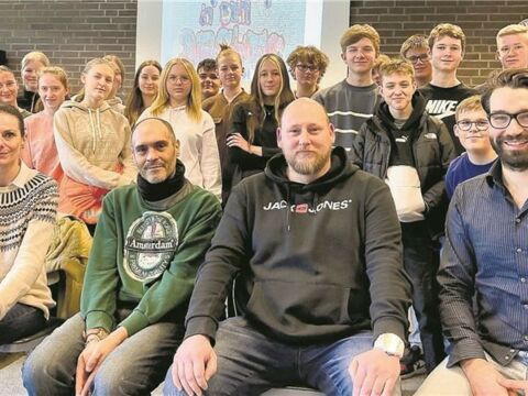 Das Team der Drogenpräventionsveranstaltung mit einer Klasse