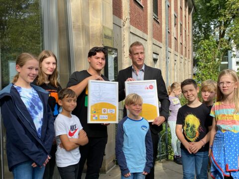 Die Anti-Mobbing Konvention wird an den Vertreter der Stadt überreicht.