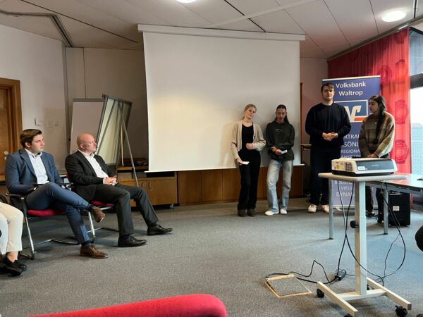 Schüler:innen beim Vortrag in der Volksbankfiliale