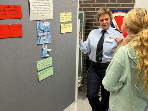 Impressionen Graphic Novel-Workshop: Schülerin mit einer Polizistin im Gespräch