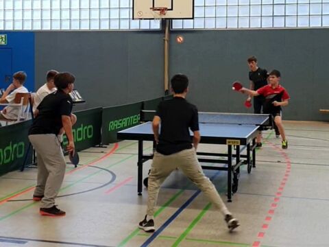 Schüler im Tischtenniswettbewerb im Doppel
