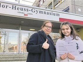 Frau Awadalla und eine Schülerin vor dem THG-Gebäude